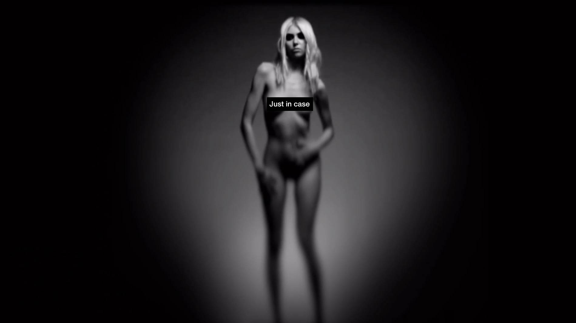 1899px x 1066px - Naked Taylor Momsen Looks Akward Naked | The Blemish