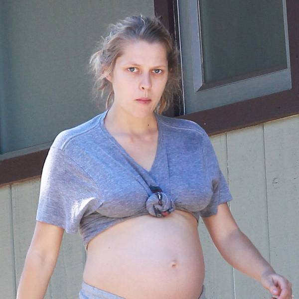 Teresa Palmer Pulls Out a Fat Boob and Breastfeeds One Lucky Kid.