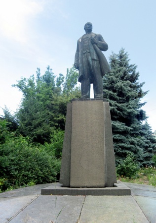 Lenin's Statue in Ukraine Turned Into Darth Vader | The Blemish